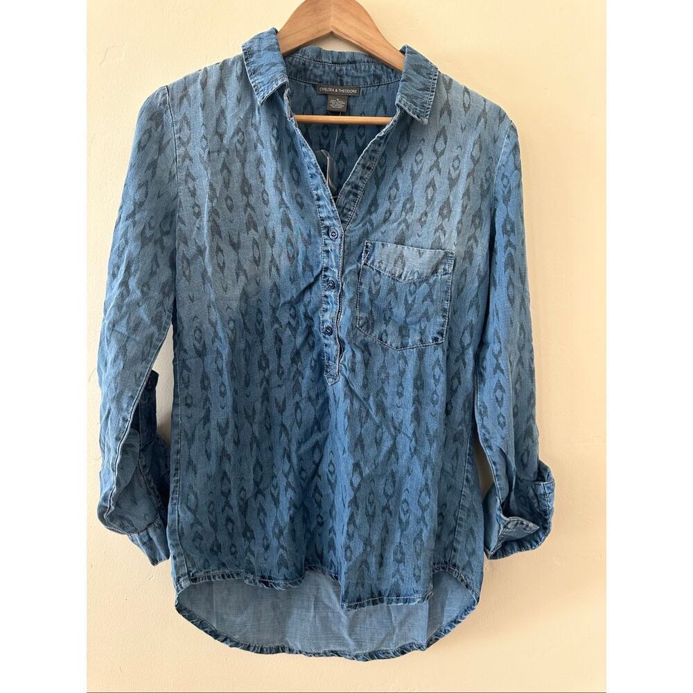 🌸 Chelsea & Theodore Blue Chambray Top Size Small New